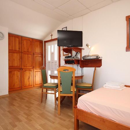Apartments With A Parking Space Preko, Ugljan - 8224 Bilik gambar